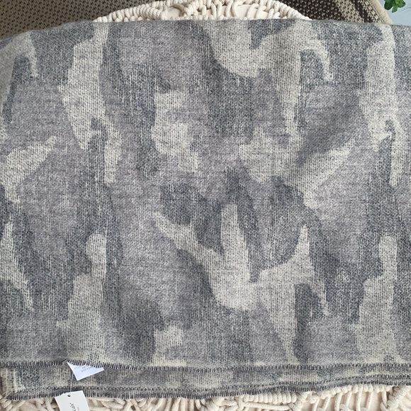 💕 Women’s scarf, t shirt, and mask bundle - Picture 3 of 4